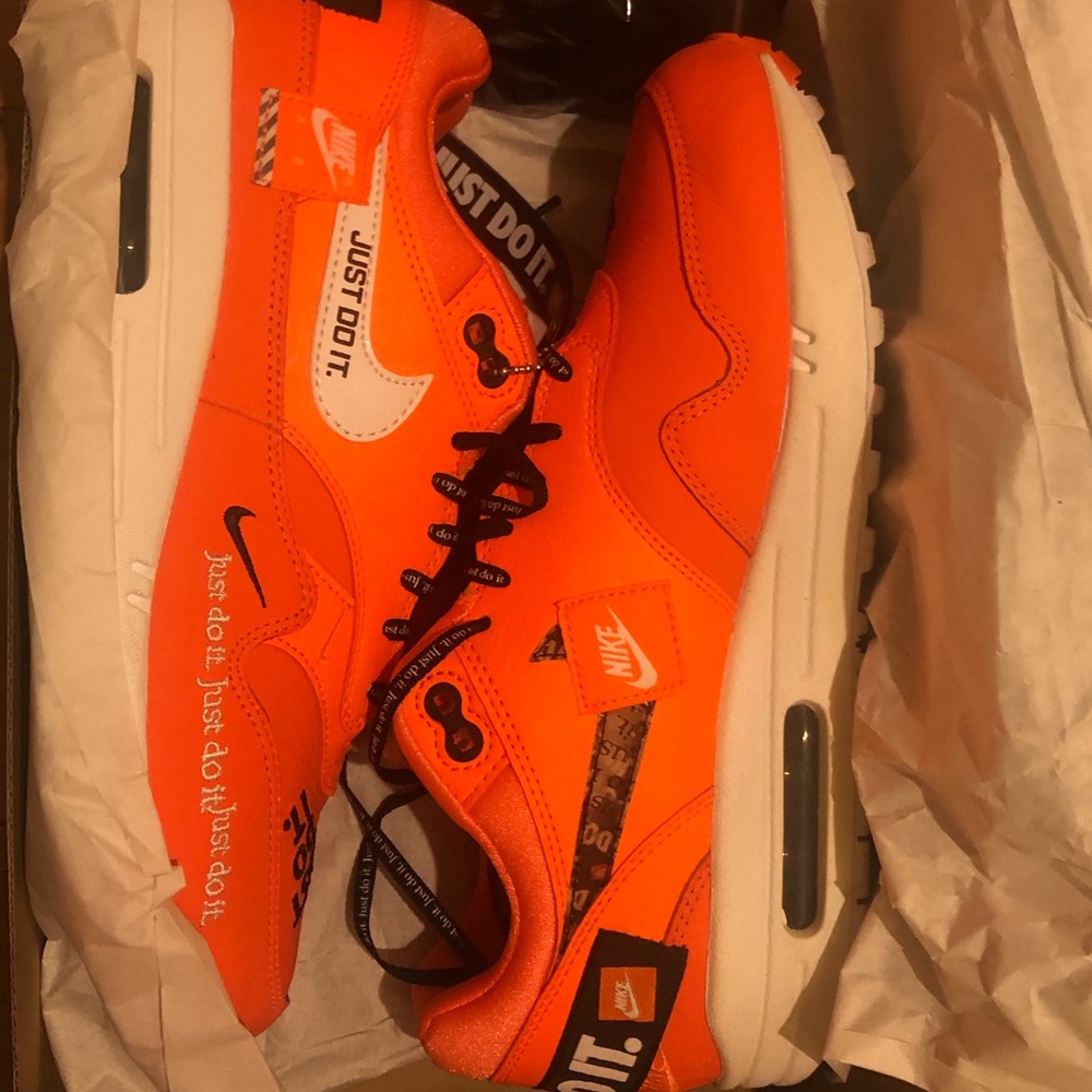 NIKE AIR MAX 1 LX